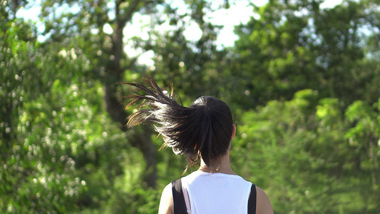 跑步背影摄影照片_实拍女性晨练跑步运动背影