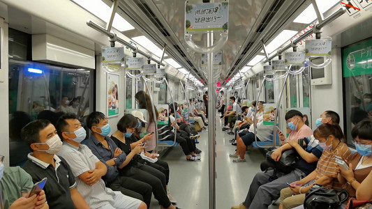 抗击疫情摄影照片_高帧率疫情期间地铁上的人流