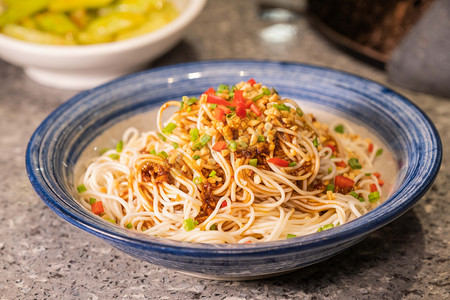 美食传统文化摄影照片_美食中午一碗面餐厅用餐摄影图配图