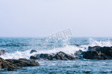 海边游海报摄影照片_青岛白天大海海浪拍岸摄影图配图