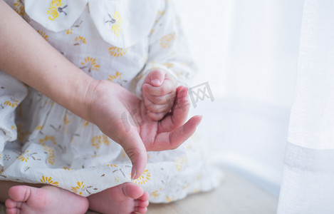 母亲节清晨宝宝和妈妈室内握手摄影图配图