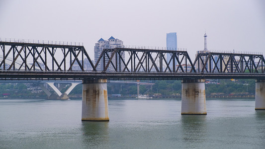 城市清晨柳江铁桥江边在拍摄摄影图配图