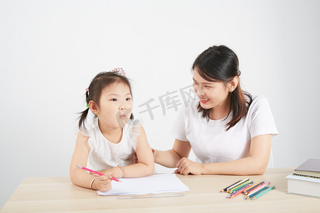 告诉家长摄影照片_儿童儿童节女孩玩耍写字摄影图配图