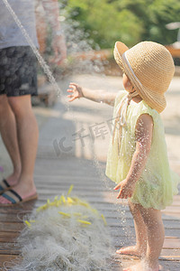 日系夏日清新摄影照片_玩水小可爱夕阳女孩沙滩玩水摄影图配图