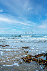 沙滩夏日旅游摄影照片_厦门白天海滩海浪打岸摄影图配图