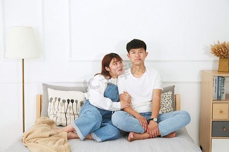 情侣情人节女朋友在床上深情的看着男友摄影图配图