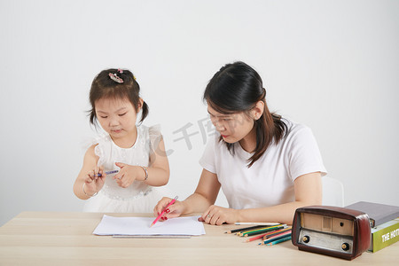 做图摄影照片_儿童节儿童节母女陪伴写字摄影图配图