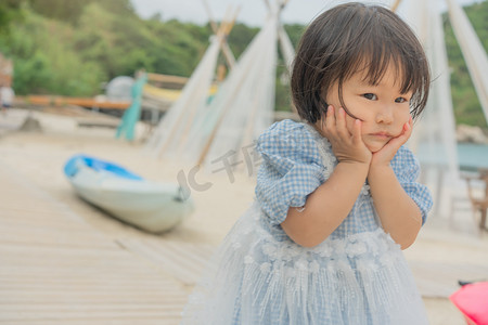 三角洲岛摄影照片_萌妹子初夏女孩沙滩三角洲岛正面摄影图配图