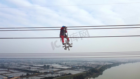 高空摄影照片_航拍高空电网工人作业