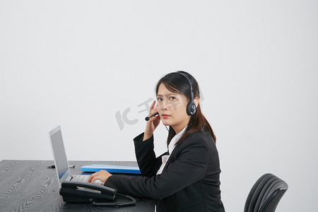 商务人物女性客服上班接电话摄影图配图