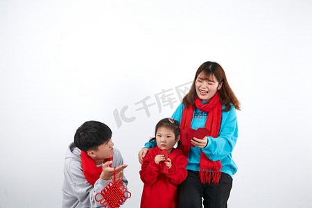 春节习俗摄影照片_过年新年一家人开心的大笑摄影图配图