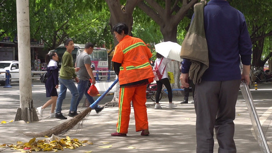 城市环卫工人打扫卫生实拍素材