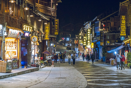 贵州城市夜景摄影照片_城市夜晚肇兴街头夜景街头在拍摄摄影图配图