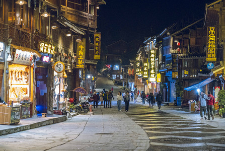 街头摄影照片_城市夜晚肇兴街头夜景街头在拍摄摄影图配图