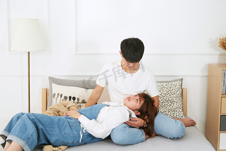 男女上床摄影照片_情侣情人节女朋友躺在男友怀里摄影图配图
