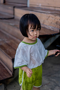 初夏小清新摄影照片_玩水女孩夏季女孩沙滩侧面摄影图配图