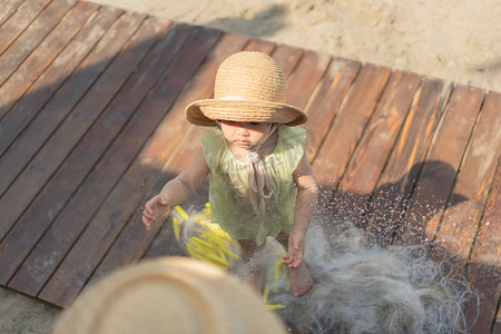 初夏小清新摄影照片_玩水小女孩下午女童沙滩俯拍摄影图配图