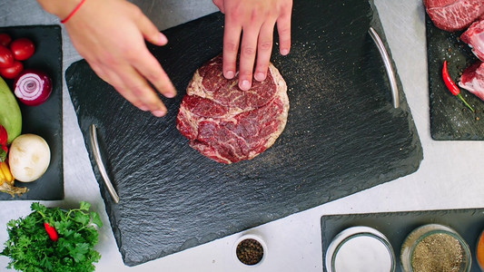 喂料腌制牛排美食实拍