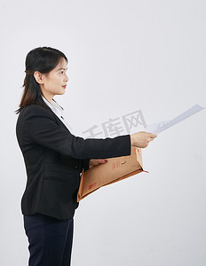 商务白领女性上班递文件袋摄影图配图