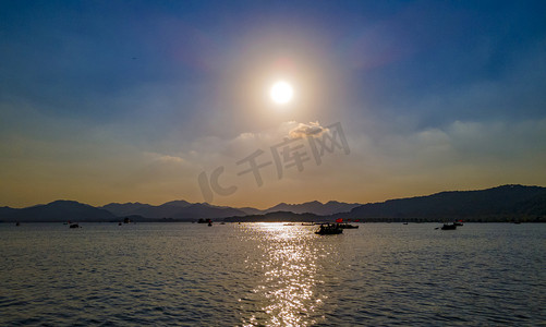 杭州景点摄影照片_杭州西湖傍晚日落夕阳摄影图配图