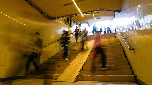 人行隧道摄影照片_隧道行人上下阶梯忙碌生活