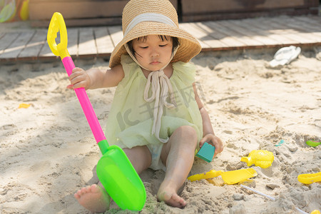 夏日暑假摄影照片_日系可爱女孩夕阳女孩沙滩挖沙摄影图配图