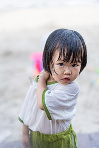 初夏小清新摄影照片_日系萌娃下午女孩沙滩正面摄影图配图