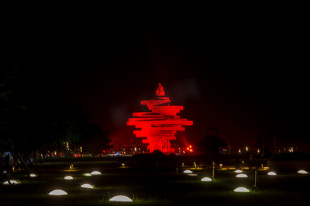 简约摄影风摄影照片_青岛夜晚红色的风广场观景摄影图配图