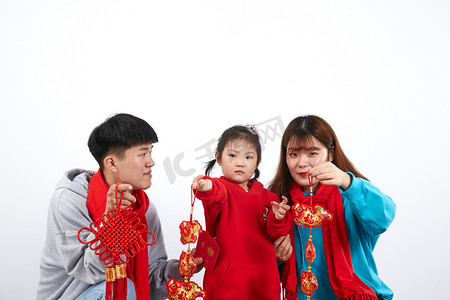 春节习俗大年初三摄影照片_过年新年一家人红红火火拜大年摄影图配图