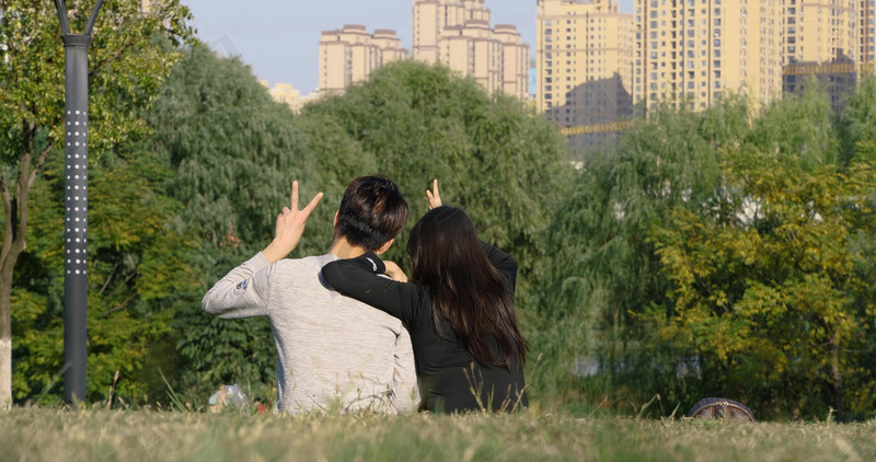 情侣恋人公园草坪出游聊天