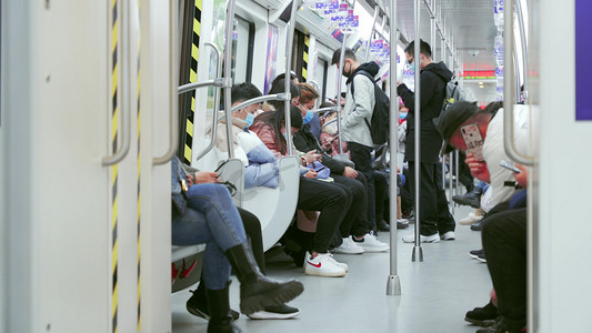 忙碌摄影照片_地铁车厢乘客人群乘坐地铁上下地铁
