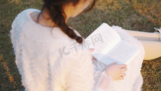 唯美清新草地摄影照片_唯美春天阳光下女生坐在草地上看书