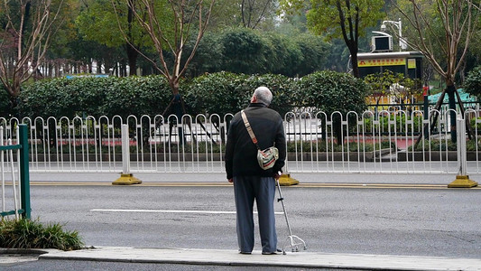 等公交的老人年迈白发老人背影