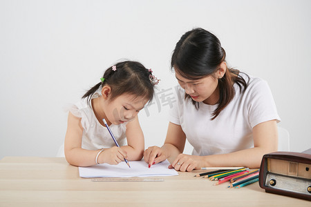 小孩写字图摄影照片_儿童节儿童母亲一起写字摄影图配图