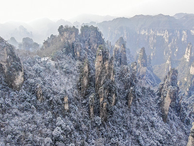 湖南张家界山峰冬天雪景摄影图配图