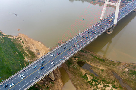 南昌大桥摄影照片_南昌城市建筑地标白天南昌地标八一大桥俯拍摄影图配图