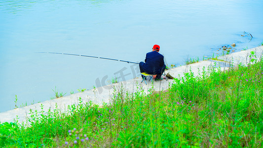 老人河边钓鱼春天中年男人江边垂钓摄影图配图