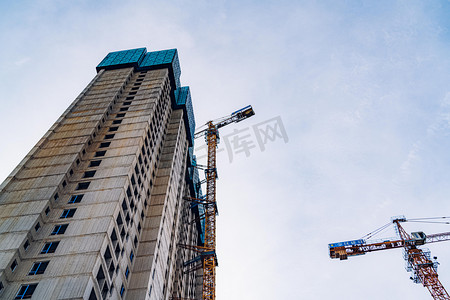 飞机仰视免抠图摄影照片_武汉城市建筑晴天建筑工地仰视摄影图配图