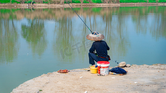 老人江边垂钓春天老者河边钓鱼摄影图配图