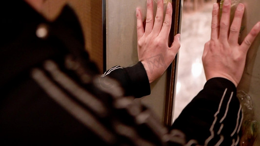 实拍人物推大门背影