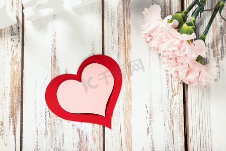 爱心公益墙摄影照片_康乃馨母亲节爱心花朵创意微缩摄影图配图