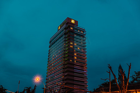 武汉城市建筑夜晚城市建筑晴川假日酒店仰拍摄影图配图