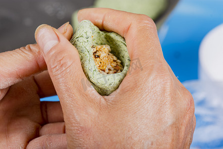 艾糍青团糍粑小吃糕点摄影图配图