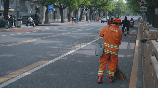 环卫工人日海报摄影照片_城市环卫工人清扫马路实拍