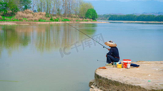 农夫江边垂钓春天老者河边岸边钓鱼摄影图配图