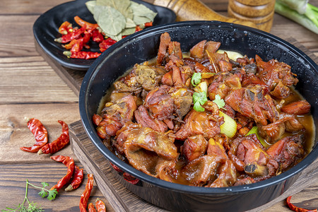 美味摄影照片_辣味炒鸡肉大盘鸡美味炒肉摄影图配图