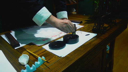 人物在书房磨墨写毛笔字