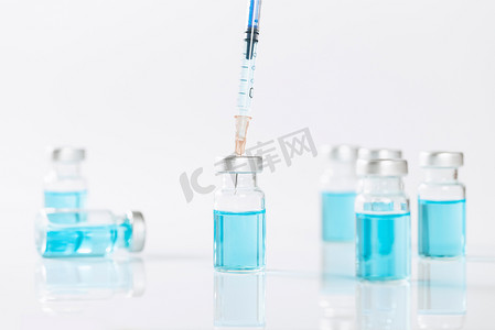 医疗药瓶注射器疫苗静物摄影图配图