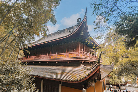 灵隐寺摄影照片_灵隐寺寺庙飞檐下午寺庙路面仰视摄影图配图