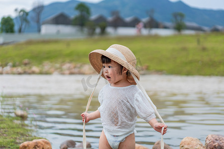 玩水女孩夏季女孩河边玩水摄影图配图